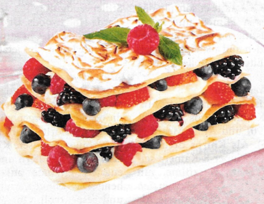 Crepes mit süßen Beeren und Vanillecreme